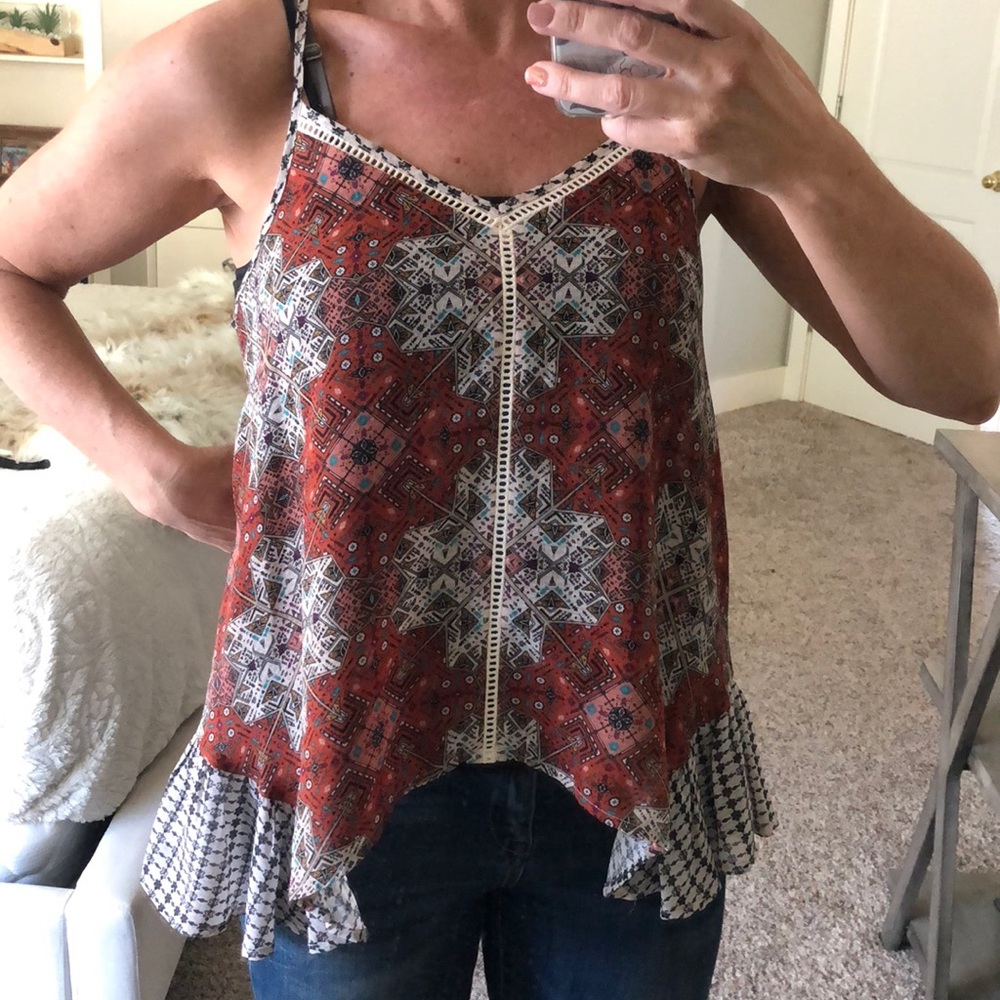 Loose cami with ruffle longer sides